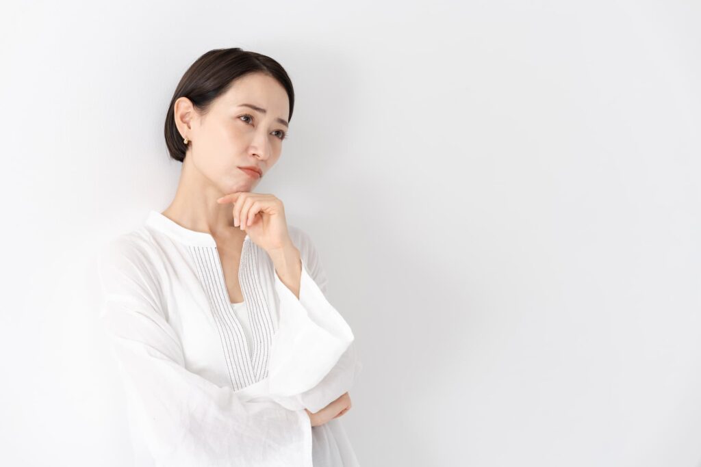 セラミックの歯も虫歯になるのか考える女性