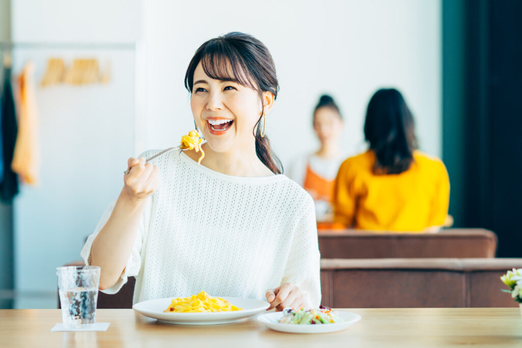 虫歯の再発を予防し美味しく食事をいただく女性