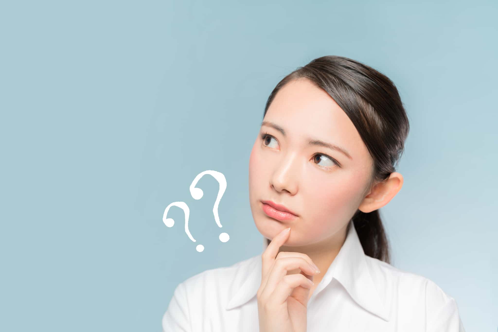 ワイヤー矯正中の歯磨きは1日何回か考える女性