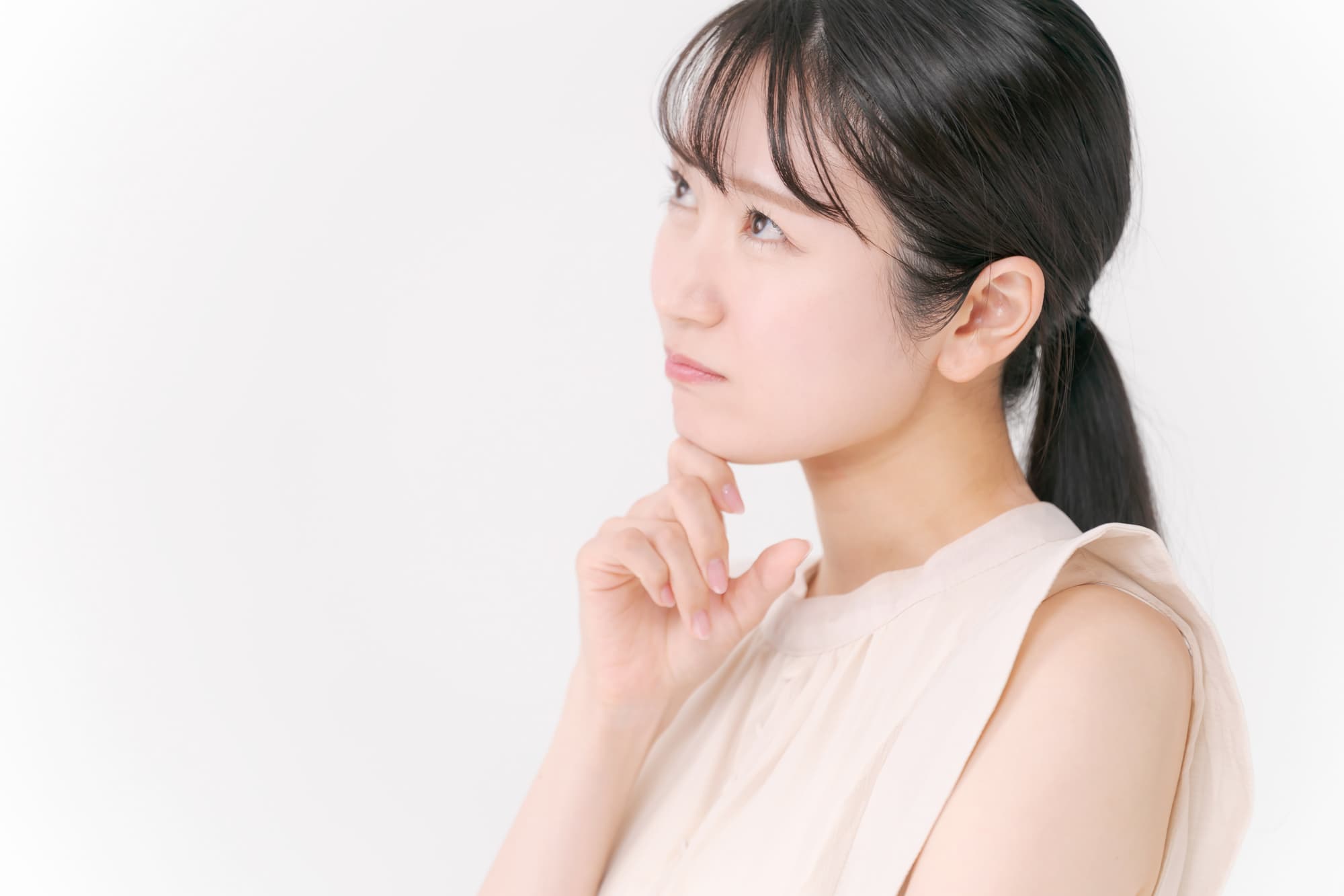 インプラントの治療中や治療後は痛いのか考える女性