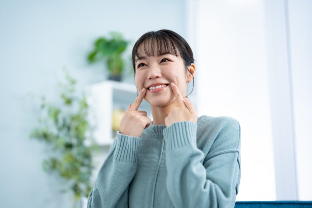 根管治療を終えて笑顔を見せる女性