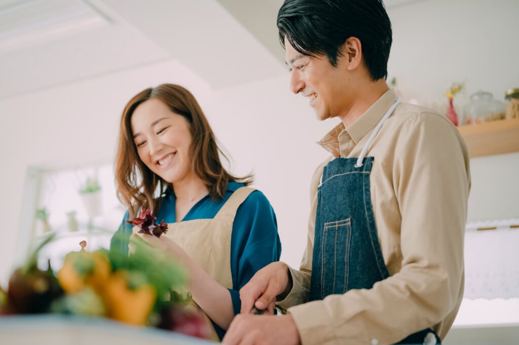 楽しそうに二人で料理する夫婦