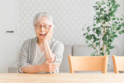インプラント治療は何歳までなのかを考える女性