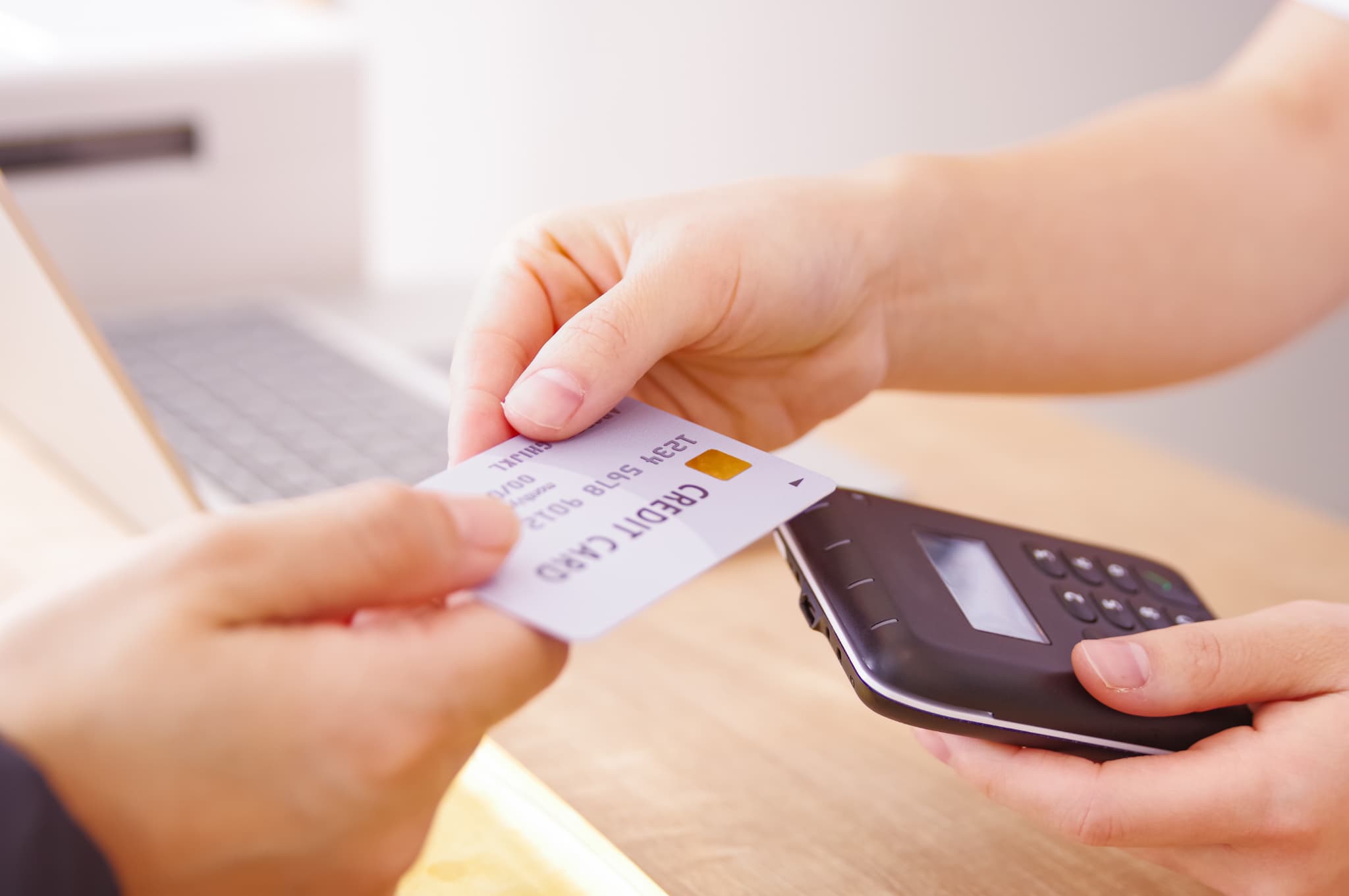歯の矯正費用の負担を軽減するためにクレジットカードで分割払いする様子