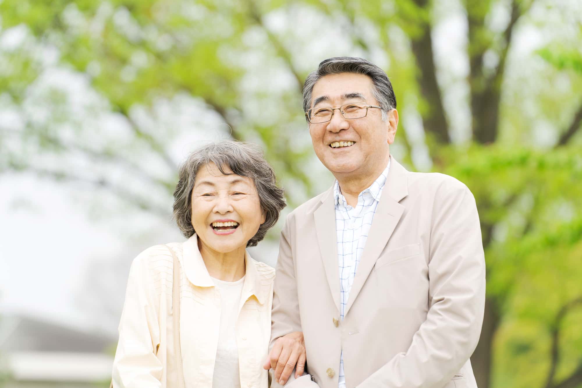 歯周病を治療して健康な男女が散歩を楽しんでいるイメージ