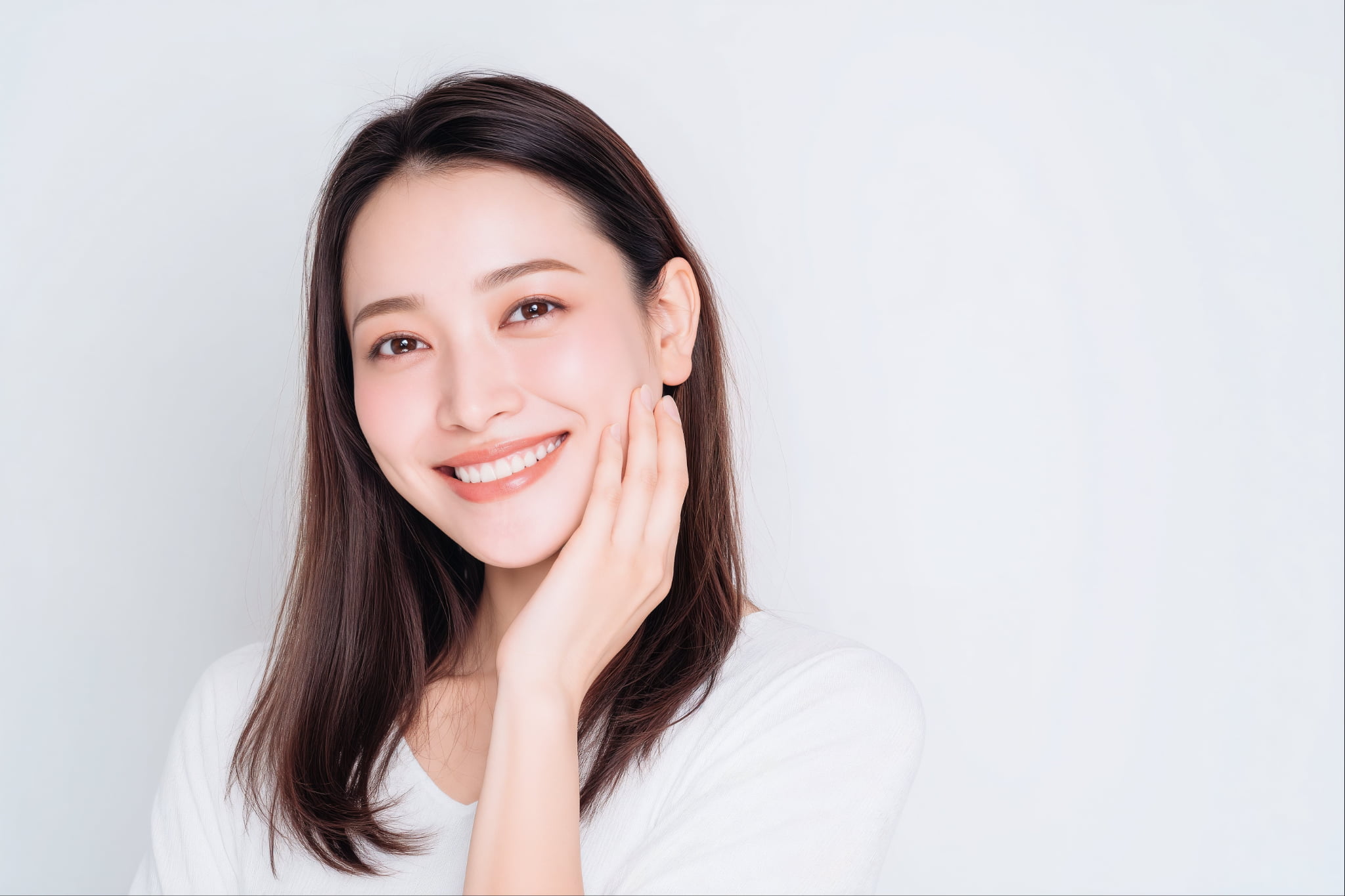 セラミック治療後もメンテナンスを欠かさないきれいな口元の女性