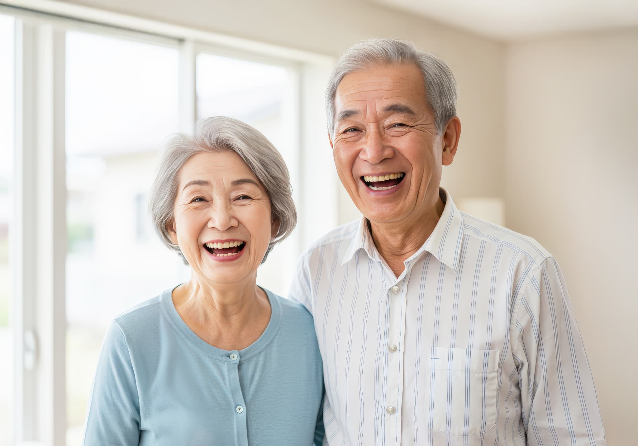 入れ歯を調整して笑顔を見せる高齢夫婦